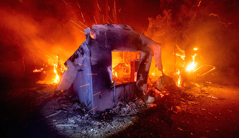 Σε κατάσταση έκτακτης ανάγκης η Καλιφόρνια: Οι φωτιές κατέστρεψαν δεκάδες σπίτια
