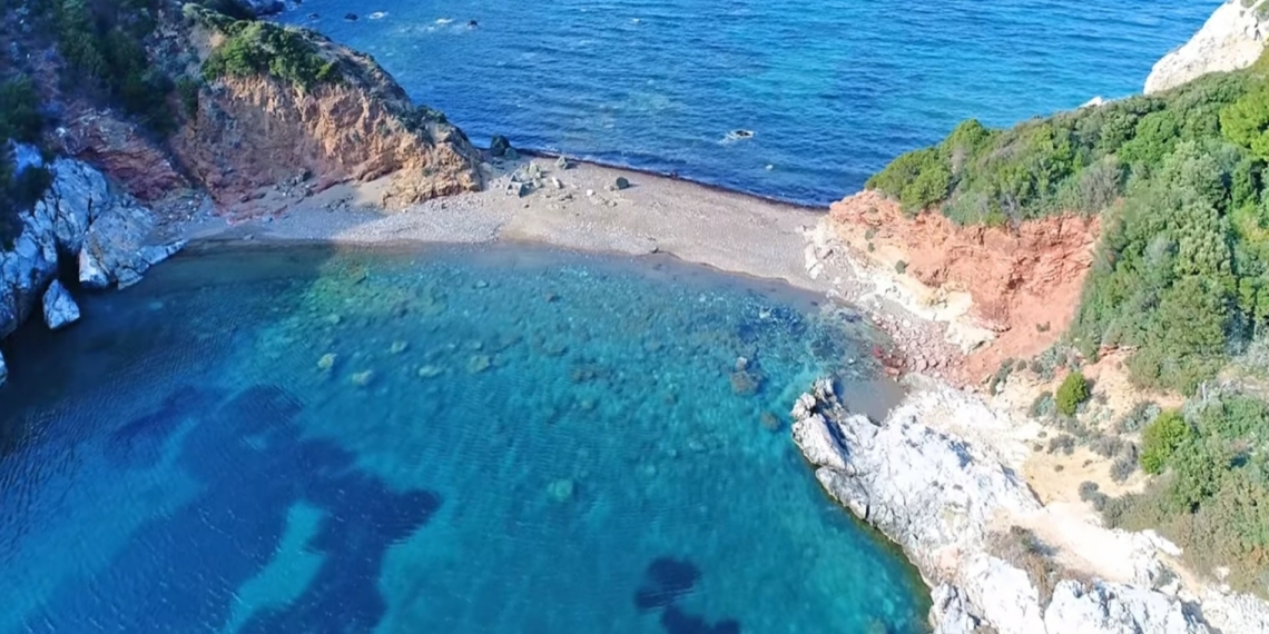 Η δίδυμη παραλία των ερωτευμένων στην Εύβοια