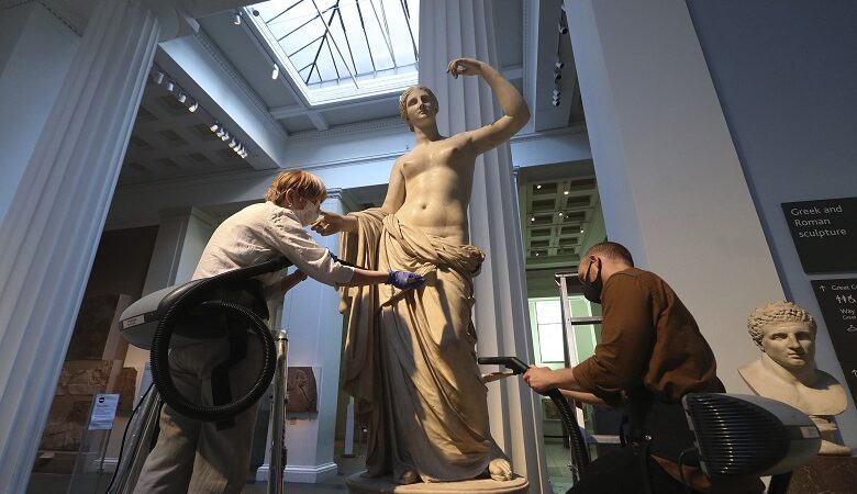 Γιγαντιαία επιχείρηση καθαρισμού στο Βρετανικό Μουσείο από τις τεράστιες ποσότητες σκόνης
