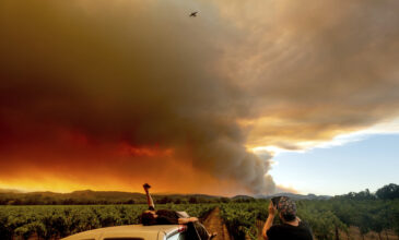 Μαίνονται οι πυρκαγιές στην Καλιφόρνια – Χιλιάδες κάτοικοι εγκαταλείπουν τα σπίτια τους
