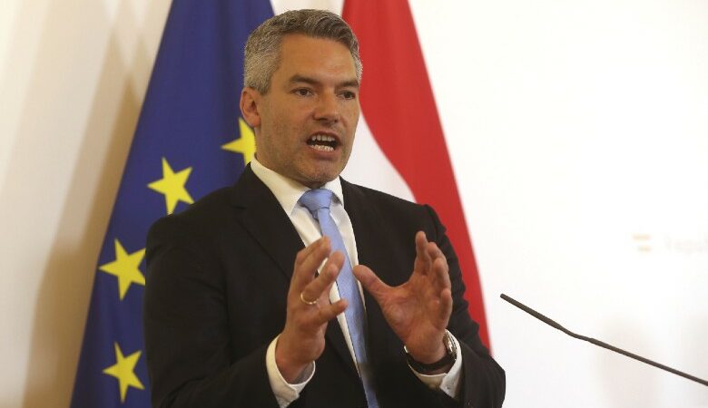 Στην Ελλάδα, Τρίτη και Τετάρτη, ο Αυστριακός υπουργός Εσωτερικών Καρλ Νέχαμερ
