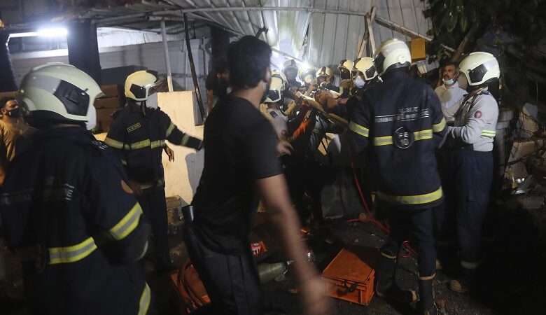 Κατέρρευσε πενταώροφο κτίριο στην Ινδία- Δεκάδες οι παγιδευμένοι στα συντρίμμια