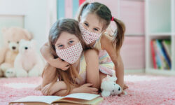 «Τα παιδιά να κάνουν κατασκήνωση το καλοκαίρι αλλά με μάσκες και αποστάσεις»