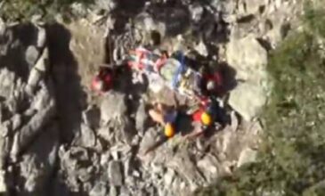 Βίντεο με τη διάσωση ορειβάτη από δύσβατη χαράδρα της Σαμοθράκης