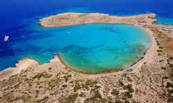 Πορί: Η παραλία που αποκαλείται και «παράδεισος» στα Κουφονήσια