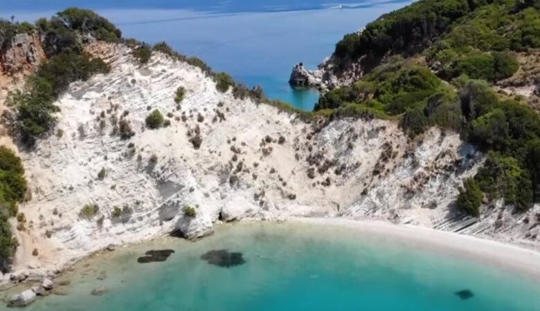 Γιδάκι: Η καταγάλανη παραλία που μοιάζει με παράδεισο