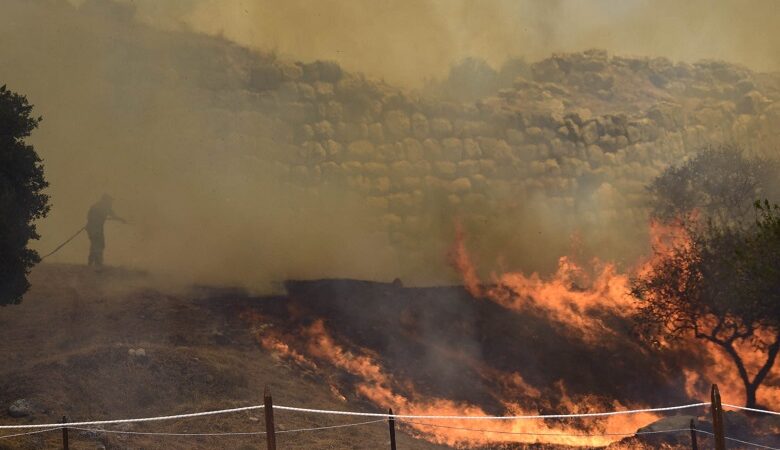 Φωτιά στην Αργολίδα- Εκκενώθηκε ο αρχαιολογικός χώρος των Μυκηνών