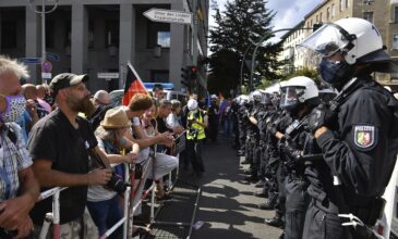 Επεισόδια και 300 συλλήψεις στο Βερολίνο σε διαδήλωση κατά των περιοριστικών μέτρων για τον κοροναϊό