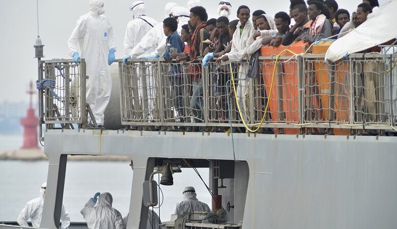 Τρεις μετανάστες νεκροί από φωτιά σε βάρκα κοντά στις ιταλικές ακτές