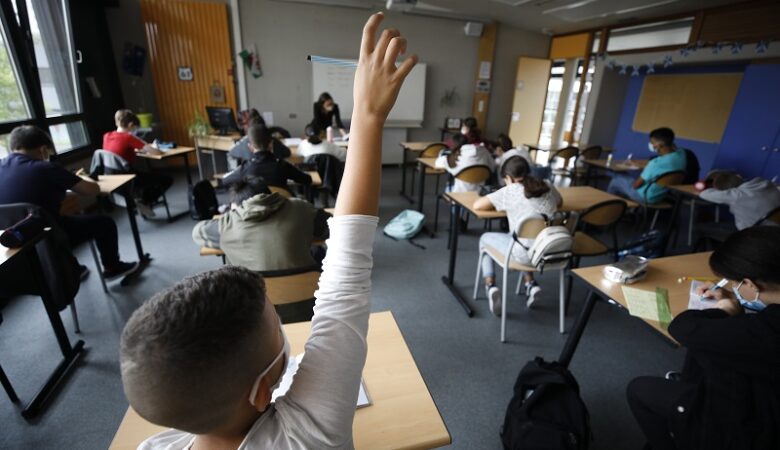 Η Γαλλία δεν κλείνει τα σχολεία αλλά παίρνει νέα περιοριστικά μέτρα