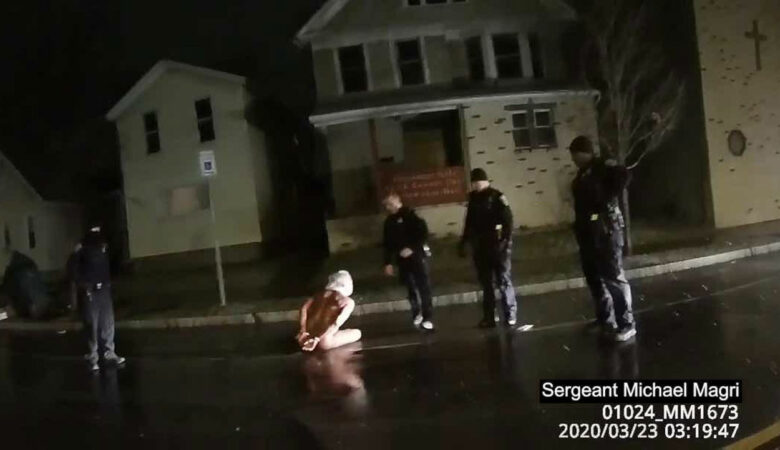Σοκαριστικό βίντεο: Έβαλαν σακούλα στο κεφάλι γυμνού άνδρα που συνέλαβαν – Νεκρός ο 41χρονος