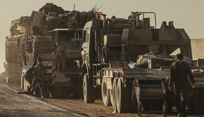 Η Άγκυρα μεταφέρει άρματα μάχης στα σύνορα στον Έβρο