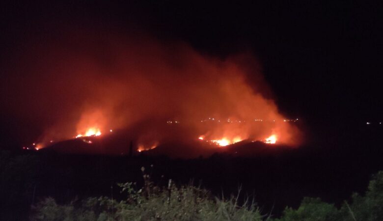 Πυρκαγιά στην Κεφαλονιά: Δύσκολη νύχτα στο νησί – Εκκενώθηκε χωριό