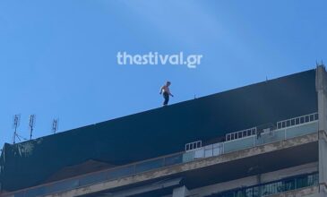 Θεσσαλονίκη: Άνδρας απειλεί να πέσει στο κενό από δωδεκαώροφη πολυκατοικία