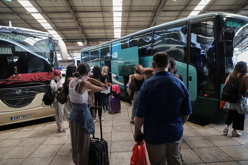 Θεσσαλονίκη: Διακινούσαν λαθραία τσιγάρα με λεωφορεία του ΚΤΕΛ και συνελήφθησαν