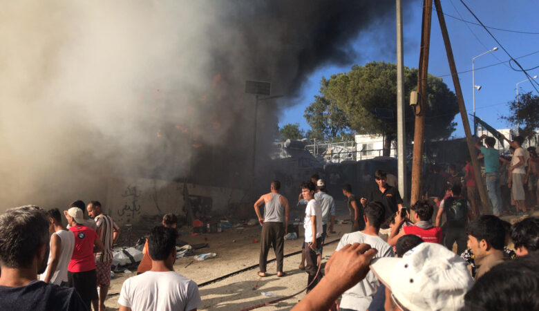 Συναγερμός στη Μόρια: Τρεις διμοιρίες ΜΑΤ μεταβαίνουν από την Αθήνα στη Λέσβο
