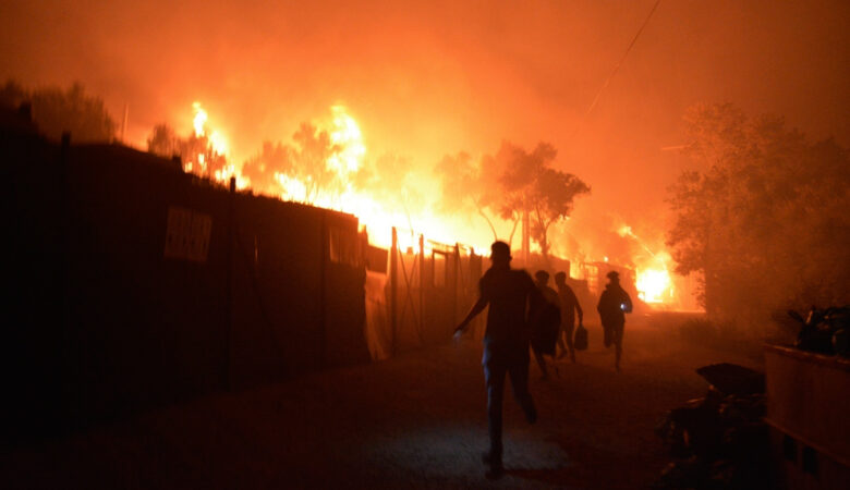 Συγκλονίζουν οι φωτογραφίες από την κόλαση φωτιάς στη Μόρια – Τεράστια η καταστροφή