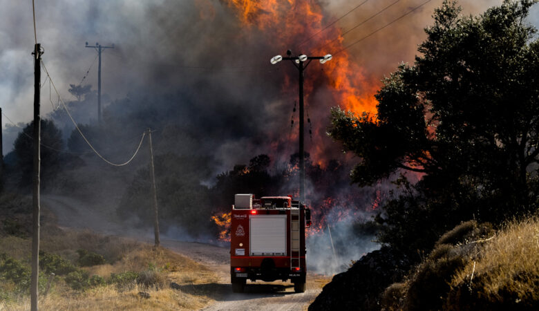 Μεγάλη φωτιά στην Αγία Μαρίνα Κορωπίου – Κλειστή η Αθηνών-Σουνίου