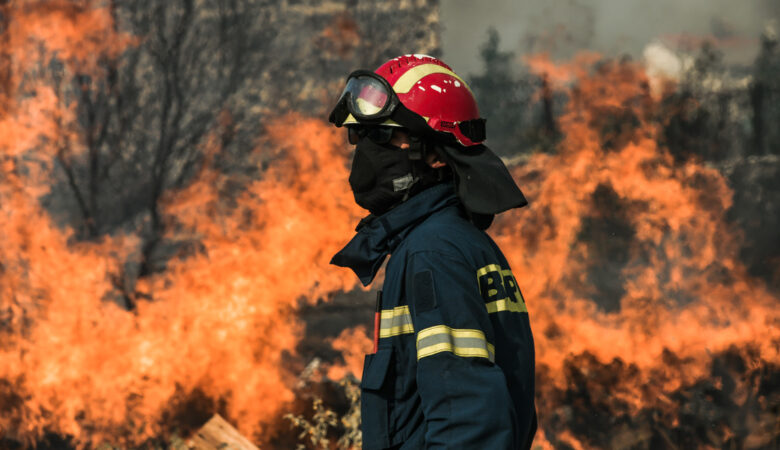 Φωτιά στην Ανάβυσσο: Η πυροσβέστρια που έδωσε μάχη με τις φλόγες και έγινε viral