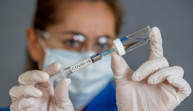 Κορονοϊός: Τι σημαίνει η αναστολή δοκιμών του εμβολίου της AstraZeneca – Οι εξηγήσεις των επιστημόνων