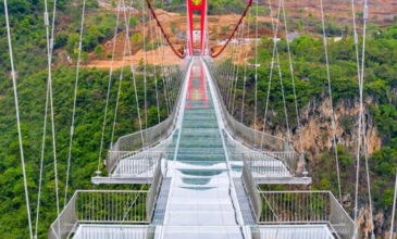 Η μακρύτερη γέφυρα με γυάλινο δάπεδο στον κόσμο βρίσκεται στη Νότια Κίνα