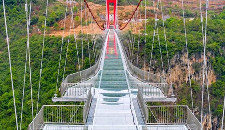 Η μακρύτερη γέφυρα με γυάλινο δάπεδο στον κόσμο βρίσκεται στη Νότια Κίνα
