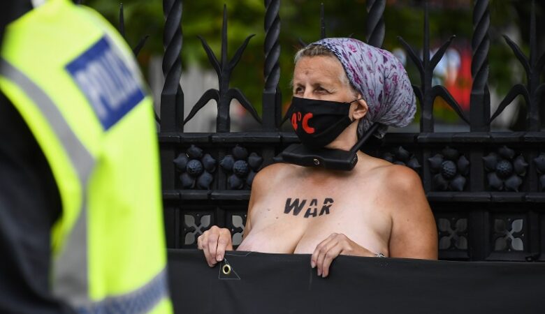 Γυμνόστηθη διαμαρτυρία έξω από το Βρετανικό Κοινοβούλιο
