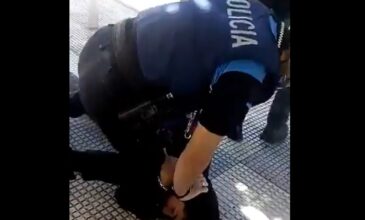 Βίντεο-σοκ με Ισπανό αστυνομικό να ακινητοποιεί με το γόνατο στο λαιμό 14χρονο