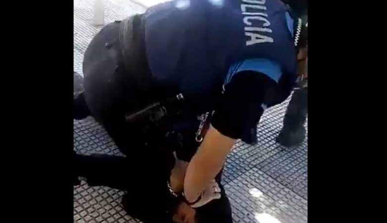 Βίντεο-σοκ με Ισπανό αστυνομικό να ακινητοποιεί με το γόνατο στο λαιμό 14χρονο