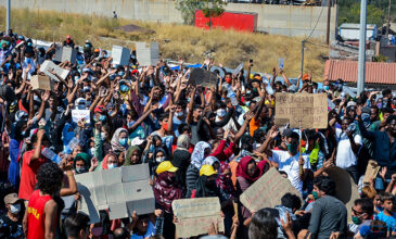 Πρόσφυγες και μετανάστες διαδηλώνουν στη Μόρια φωνάζοντας «Ελευθερία»