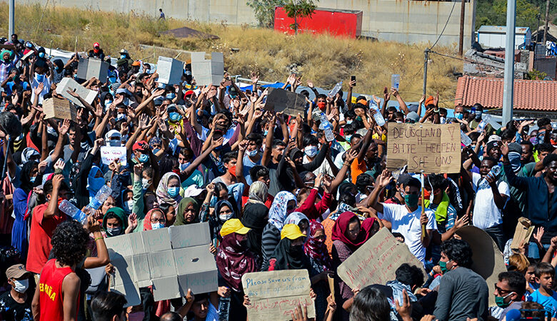 Πρόσφυγες και μετανάστες διαδηλώνουν στη Μόρια φωνάζοντας «Ελευθερία»