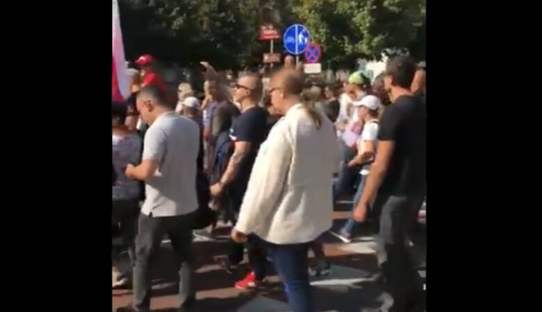 Βγήκαν στους δρόμους οι Πολωνοί: Διαδήλωση κατά των μέτρων, των μασκών και των εμβολίων στη Βαρσοβία