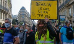 Γαλλία: Επέστρεψαν δυναμικά τα «κίτρινα γιλέκα»