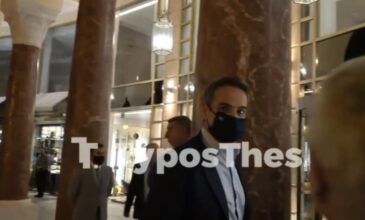 Παρατήρηση Μητσοτάκη σε δημοσιογράφους: Δεν μπορώ να σας μιλήσω αν δεν φοράτε μάσκες