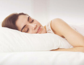 Τι σημαίνει αν παίρνεις αγκαλιά το μαξιλάρι σου αν κοιμάσαι;