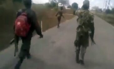 Βίντε-σοκ από τη Μοζαμβίκη: Χτυπούν γυμνή γυναίκα και την σκοτώνουν με πυροβολισμούς