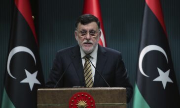 Ραγδαίες εξελίξεις στη Λιβύη: Παραδίδει την εξουσία ο Σάρατζ