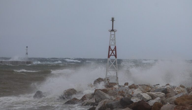 Κακοκαιρία Ιανός: Κύματα έως 7 μέτρα και άνεμοι μέχρι και 10 μποφόρ πλησιάζουν τη χώρα