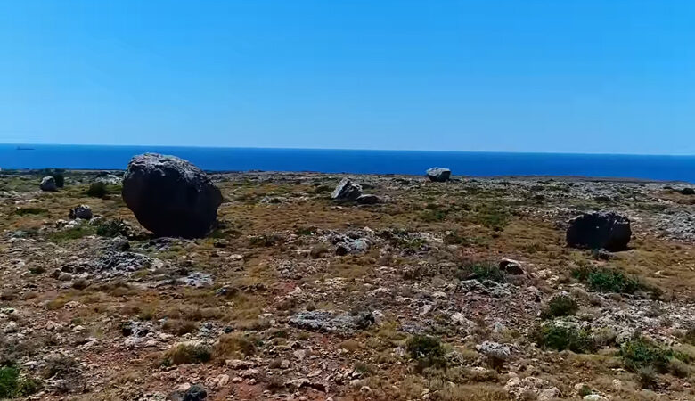 Το απόκοσμο ερημικό τοπίο με τους γιγάντιους βράχους στην Ελλάδα