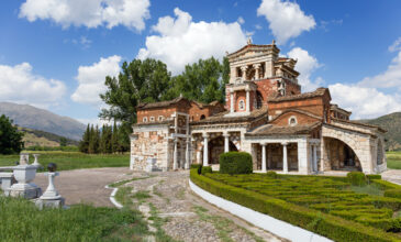 Η ελληνική εκκλησία που αποτελεί μια από τις πιο παράξενες του κόσμου