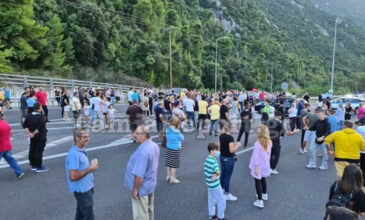 Έκλεισαν την εθνική οδό προς Αθήνα κάτοικοι των Καμένων Βούρλων