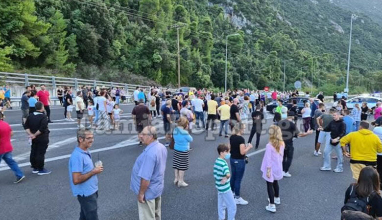 Έκλεισαν την εθνική οδό προς Αθήνα κάτοικοι των Καμένων Βούρλων
