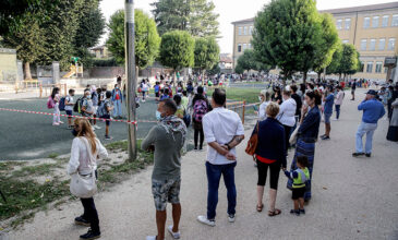 Κορονοϊός: Υποχρεωτική η χρήση μάσκας σε ανοικτούς χώρους σε πόλεις της Ιταλίας