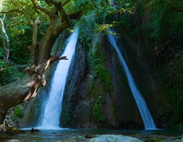 Οι δίδυμοι και εντυπωσιακοί καταρράκτες της Ελλάδας