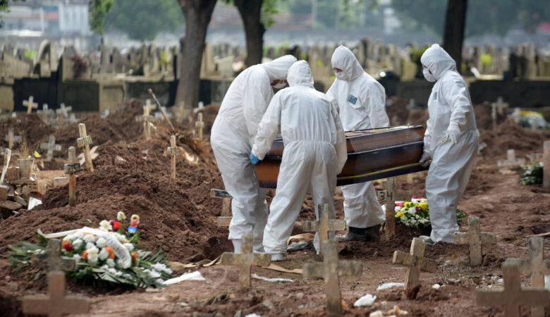 Τραγικός απολογισμός νεκρών: Πόσους σκότωσε ο κορονοϊός και πόσους οι ιοί της γρίπης