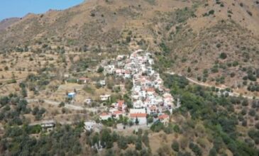 Το παράξενο ελληνικό χωριό Τρύπες και η ιστορία του
