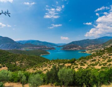 Η λίμνη-πεταλούδα της Ελλάδας και η μοναδική ομορφιά της