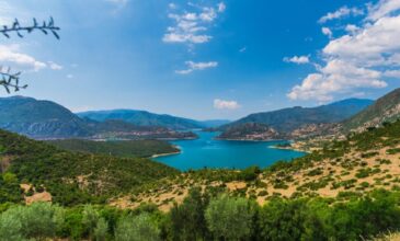 Η λίμνη-πεταλούδα της Ελλάδας και η μοναδική ομορφιά της