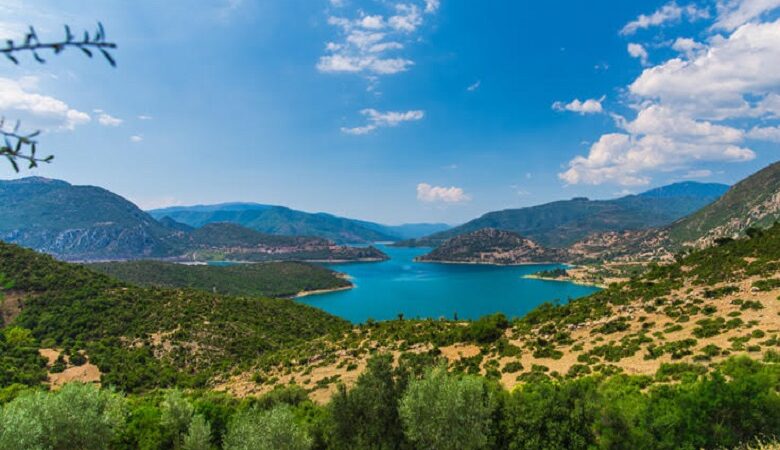 Η λίμνη-πεταλούδα της Ελλάδας και η μοναδική ομορφιά της