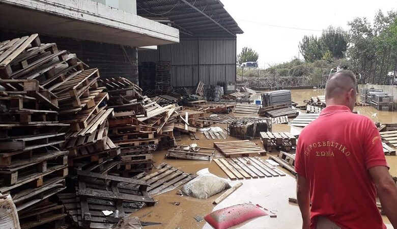 Πλημμύρισαν επιχειρήσεις και σπίτια στο Αγρίνιο από τις έντονες βροχοπτώσεις